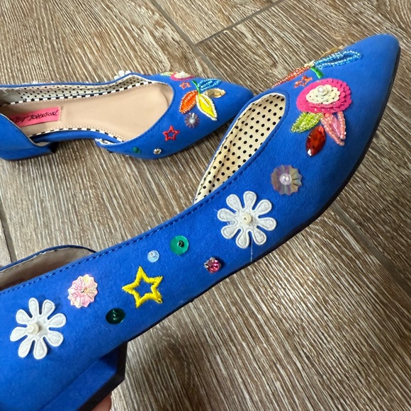 *Rare* Betsy Johnson Cypress Floral Embellished Women's Flats - Picture 3 of 7